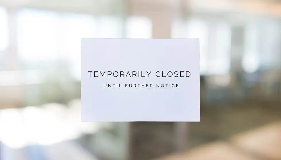 Temporarily closed sign in shop window highlighting the risk of insufficient Business Interruption insurance during rebuilds